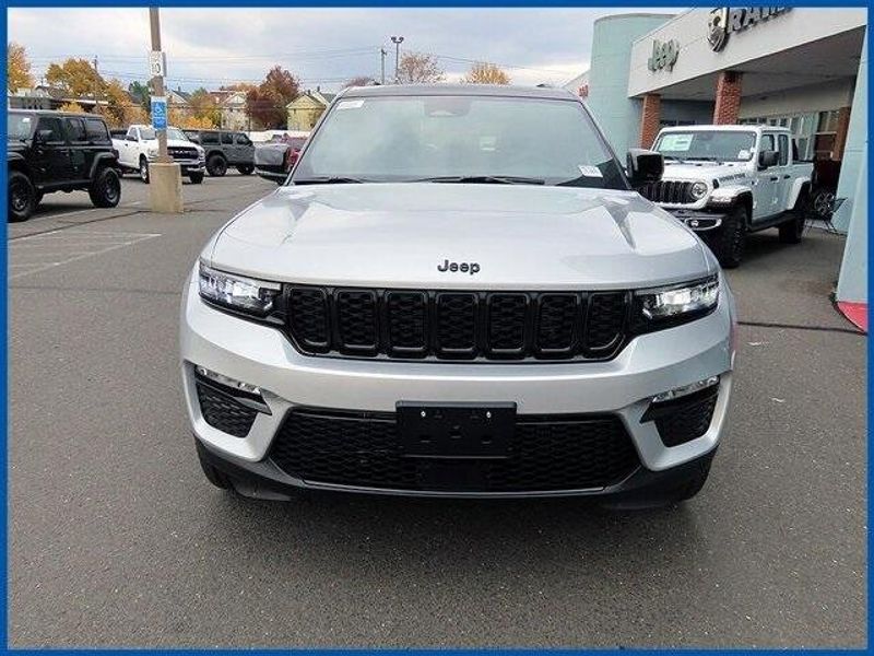 2025 Jeep Grand Cherokee Limited photo 2