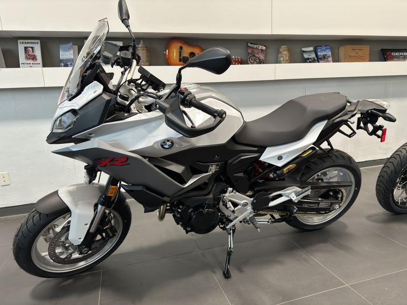 2023 BMW F 900 XR in a LIGHT WHITE exterior color. Cross Country Cycle 201-288-0900 crosscountrycycle.net 