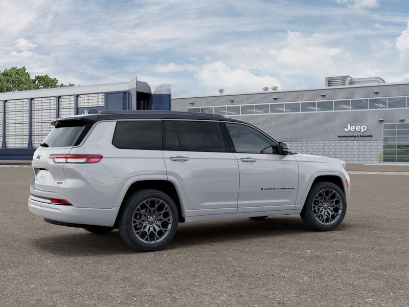 New 2026 Jeep Grand Cherokee L Summit 4x4Image 4