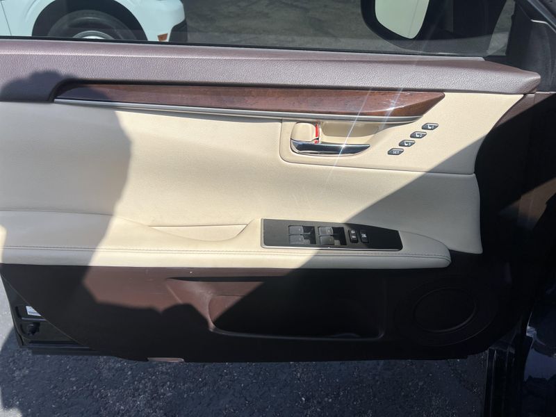 2017 Lexus ES 350Image 5