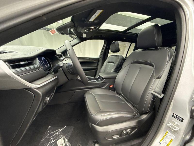 New 2025 Jeep Grand Cherokee Limited 4x4Image 7