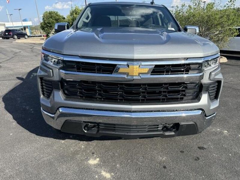 2023 Chevrolet Silverado 1500 LT photo 3
