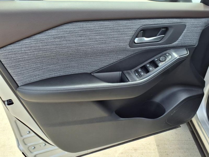 2023 Nissan Rogue SVImage 26