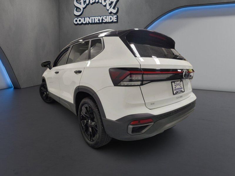 Used 2025 Volkswagen Taos SE Black Edition w/SunroofImage 11