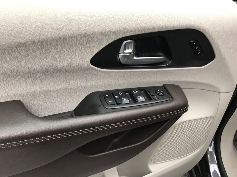 Used 2021 Chrysler Pacifica Touring LImage 3