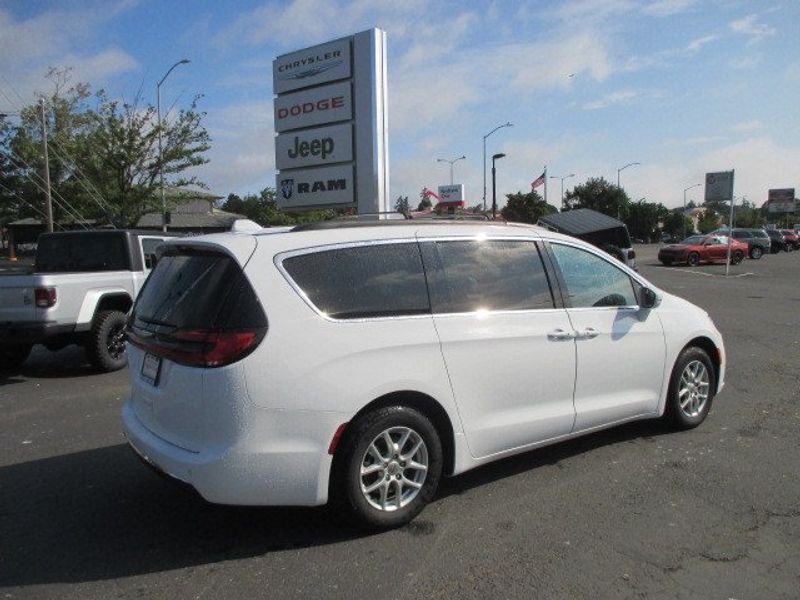 2022 Chrysler Pacifica Touring LImage 7