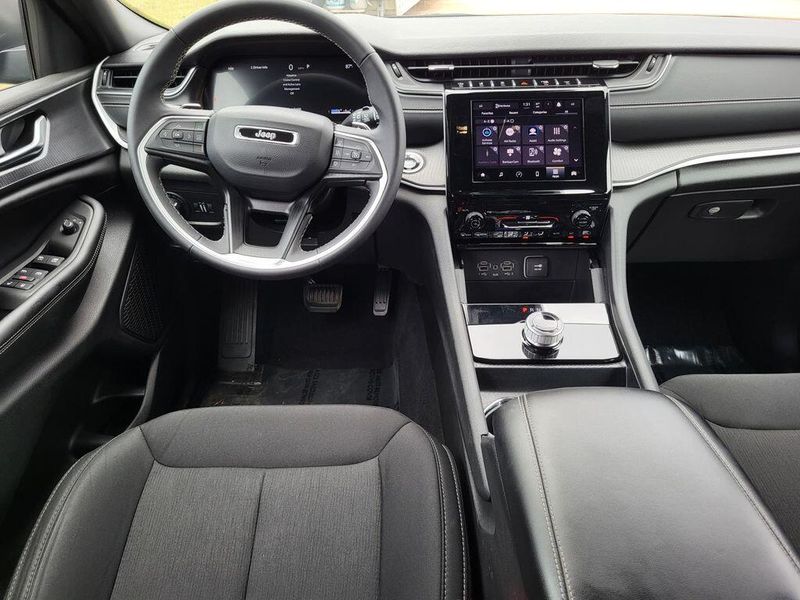 2024 Jeep Grand Cherokee L LaredoImage 32