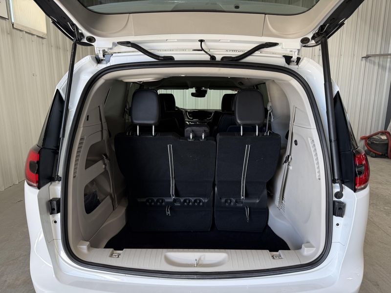 Used 2024 Chrysler Pacifica Touring LImage 5