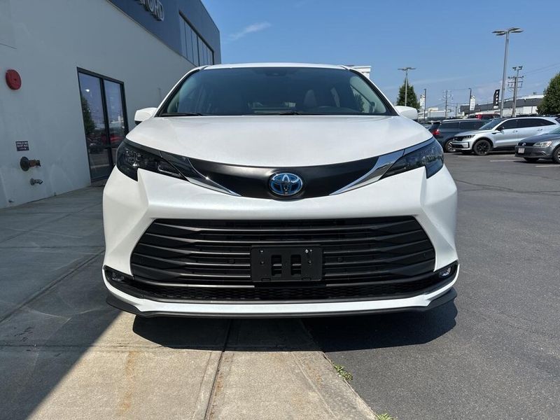 2025 Toyota Sienna XLEImage 2