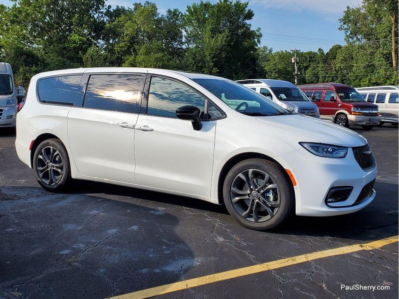 New 2026 Chrysler Pacifica SelectImage 8