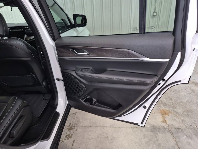 New 2025 Jeep Grand Cherokee L Limited 4x4Image 7