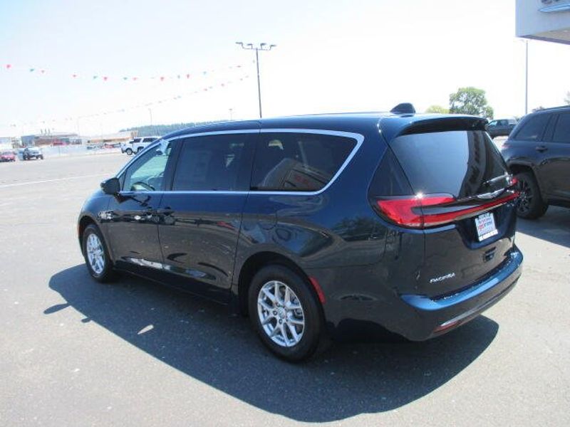 New 2025 Chrysler Pacifica SelectImage 12