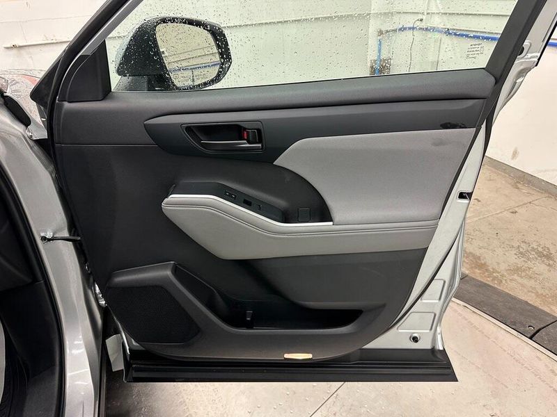 2022 Toyota Highlander LEImage 29
