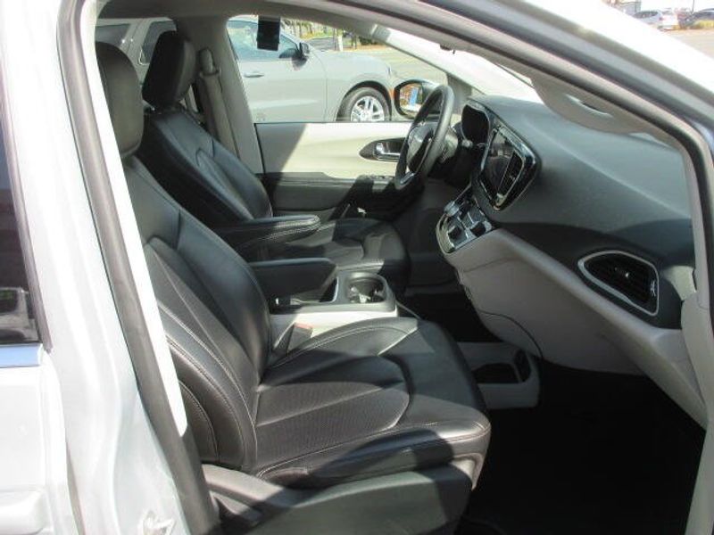 2023 Chrysler Pacifica Touring LImage 25