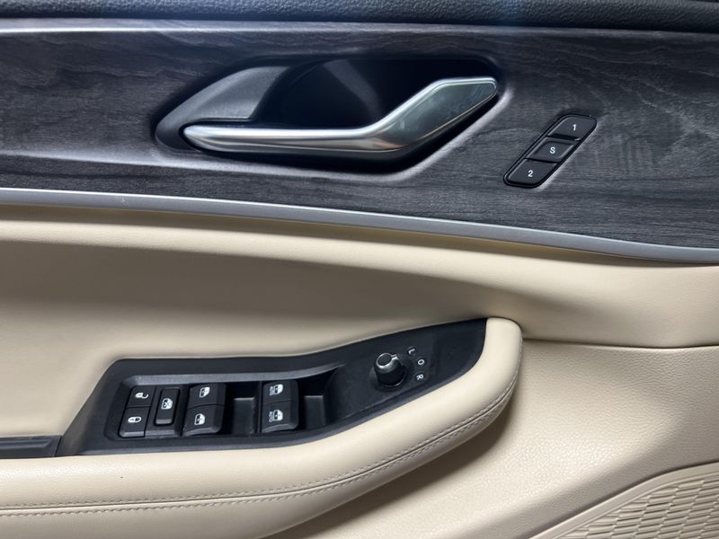 Used 2025 Jeep Grand Cherokee LimitedImage 37