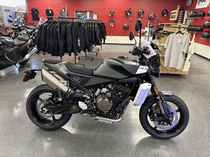 New 2025 Husqvarna SVARTPILEN 801 Image 10