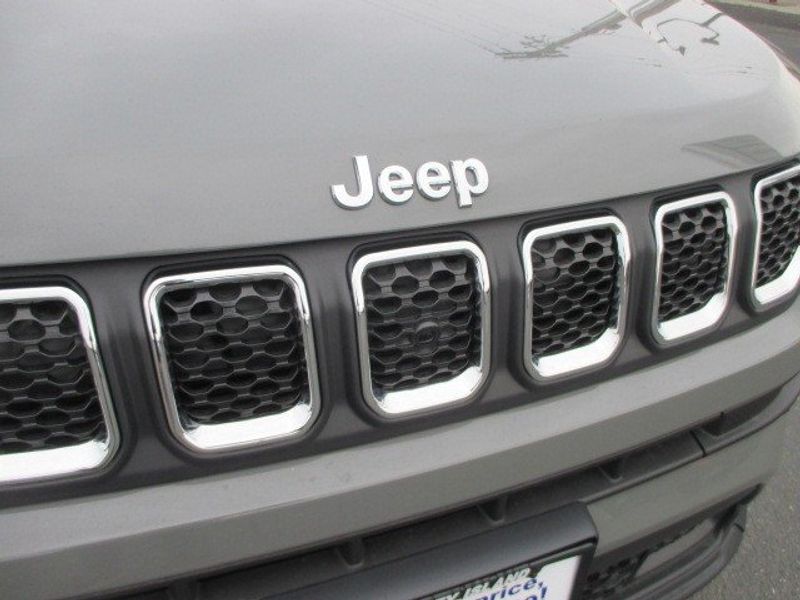 2023 Jeep Compass Latitude Lux 4x4 in a Sting-Gray Clear Coat exterior color and Blackinterior. Oak Harbor Motors Inc. 360-323-6434 ohmotors.com 