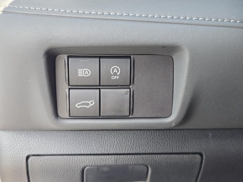 Used 2024 Toyota Highlander LE FWD (Natl)