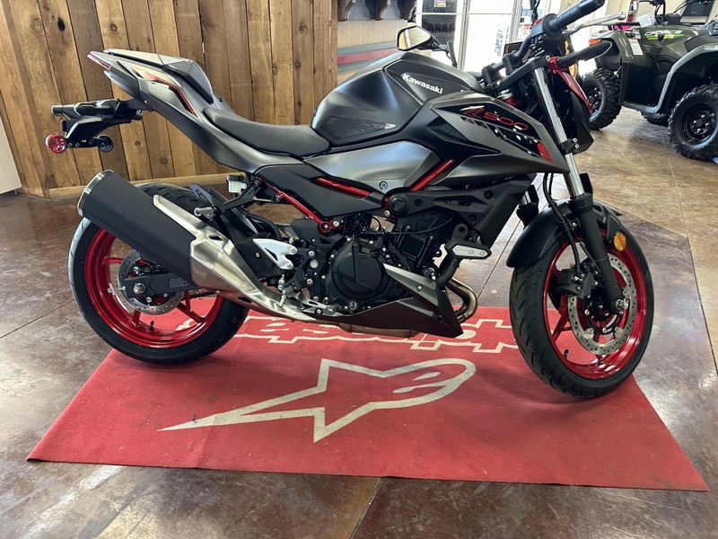 2025 Kawasaki Z500 SE ABS CANDY PERSIMMON RED AND METALLIC FLAT SPARK BLACK AND METALLIC MATTE GRAPHENESTEEL GRAYImage 6