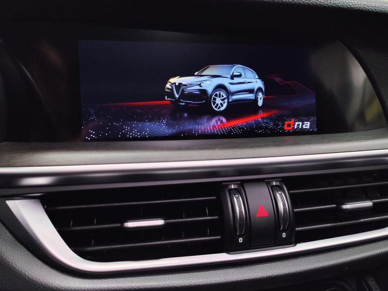 Used 2022 Alfa Romeo Stelvio Ti AWD w/Sunroof & NavImage 25