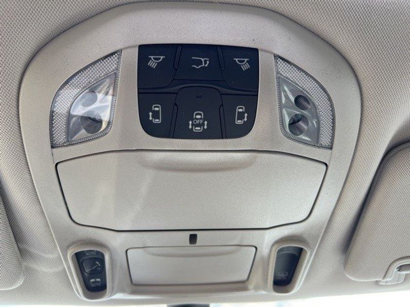 2023 Chrysler Pacifica Plug-in Hybrid LimitedImage 40