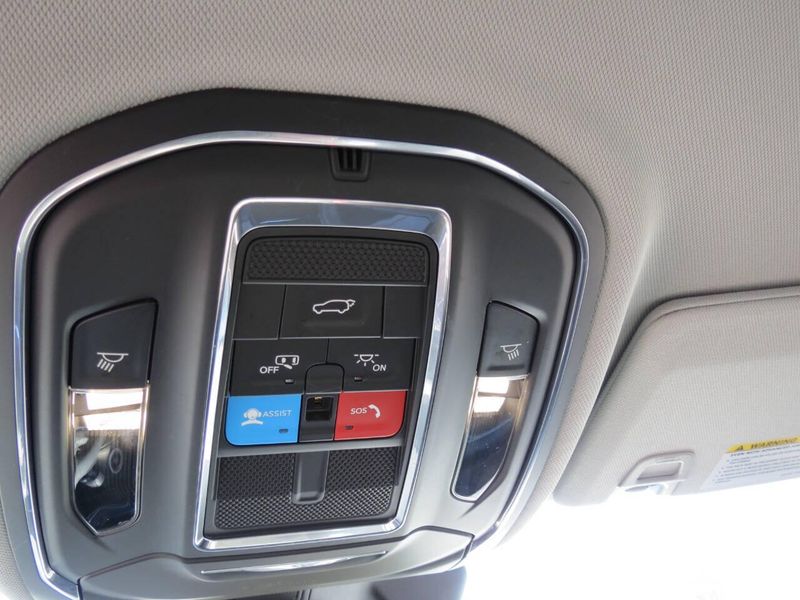 Used 2023 Jeep Grand Cherokee Limited 4x4 4dr SUVImage 19