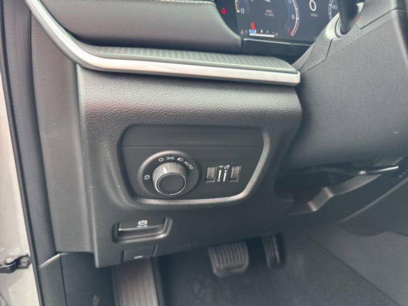 New 2025 Jeep Grand Cherokee L Laredo X 4x4Image 11