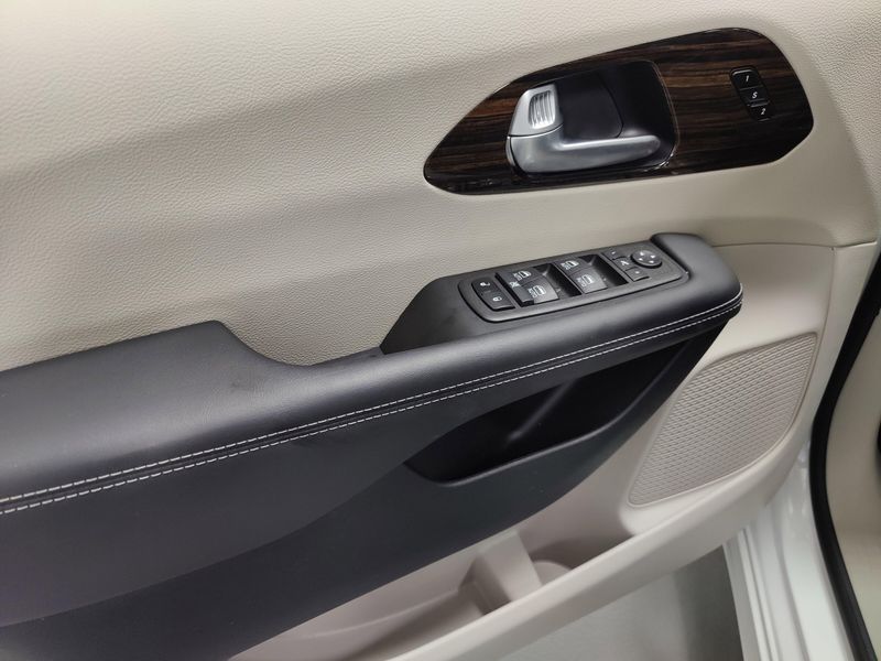 2024 Chrysler Pacifica Limited AWD w/Safety SphereImage 32