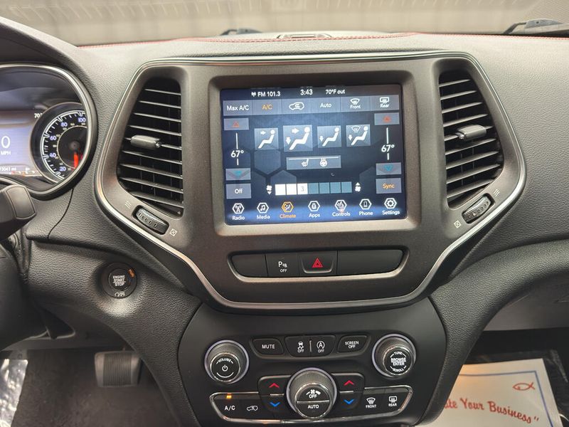 Used 2020 Jeep Cherokee TrailhawkImage 11