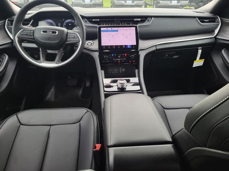 New 2025 Jeep Grand Cherokee L Limited 4x4Image 31