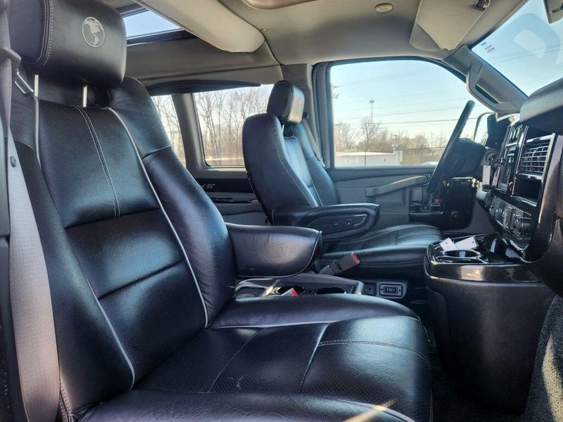 2019 Chevrolet Express 2500 Image 3