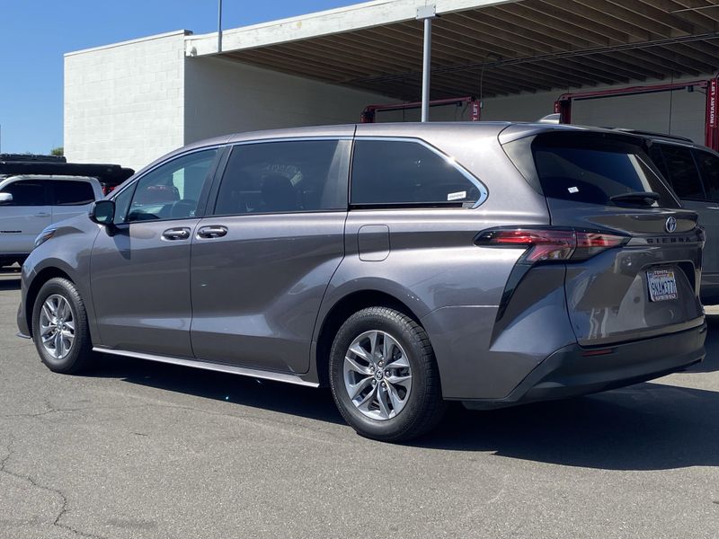 Used 2022 Toyota Sienna LEImage 3