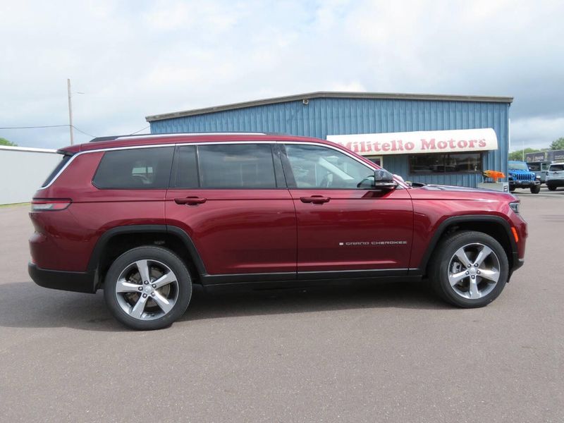 2022 Jeep Grand Cherokee L Limited 4x4 4dr SUVImage 1