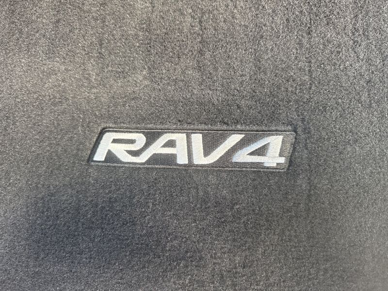 Used 2018 Toyota RAV4 Hybrid XLEImage 8