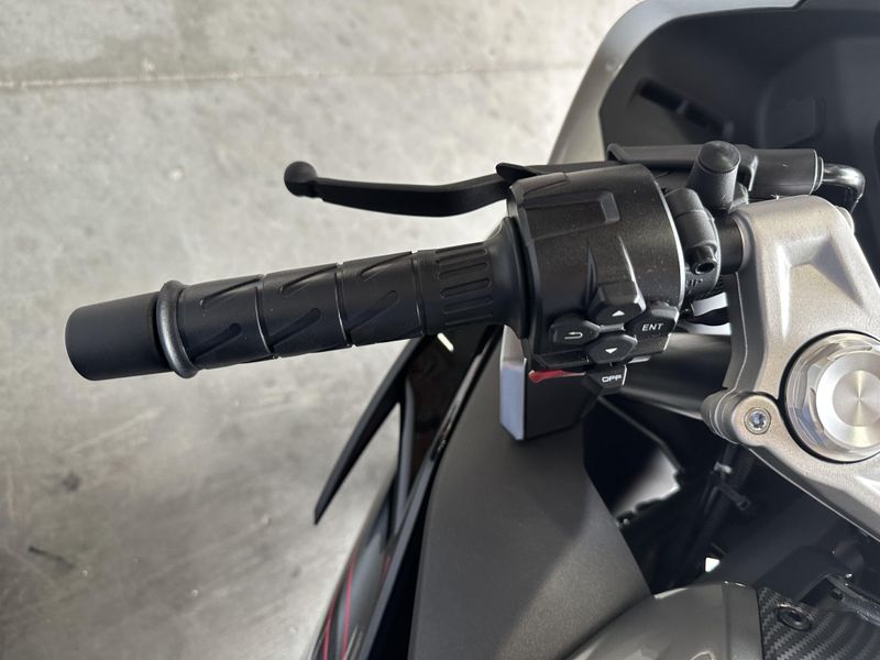 2025 CFMOTO 300SS Image 10