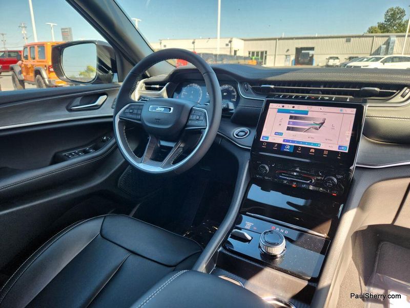 2025 Jeep Grand Cherokee Limited photo 2