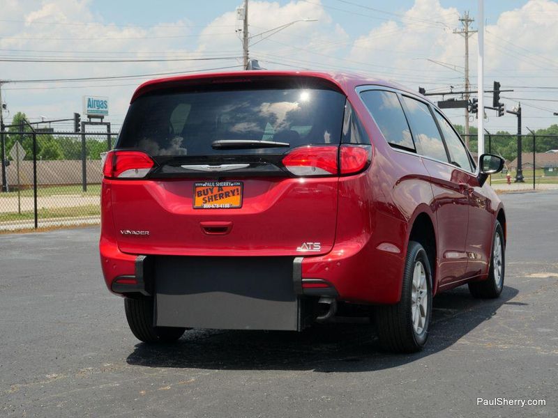 New 2025 Chrysler Voyager LXImage 30