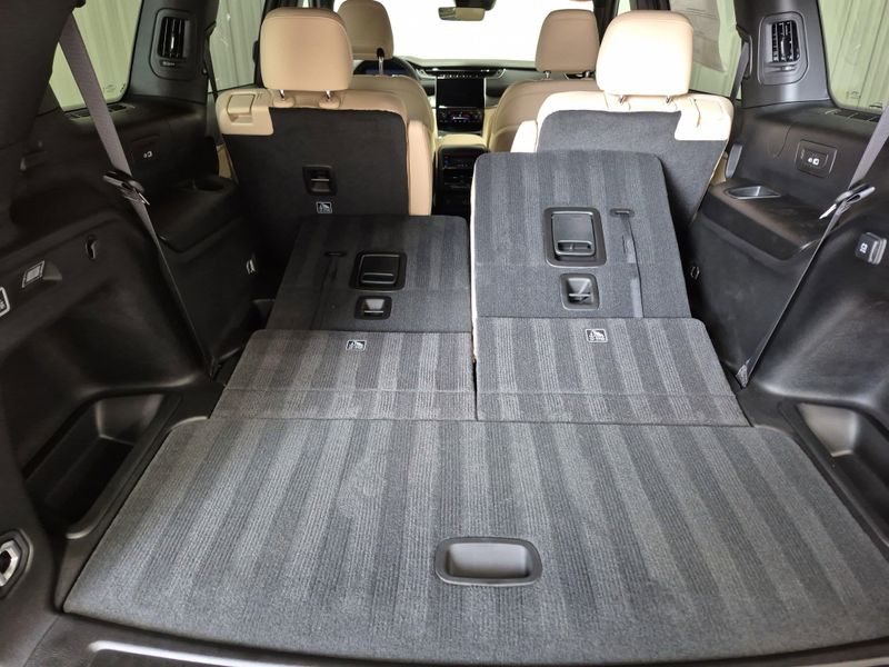 New 2025 Jeep Grand Cherokee L Limited 4x4Image 18