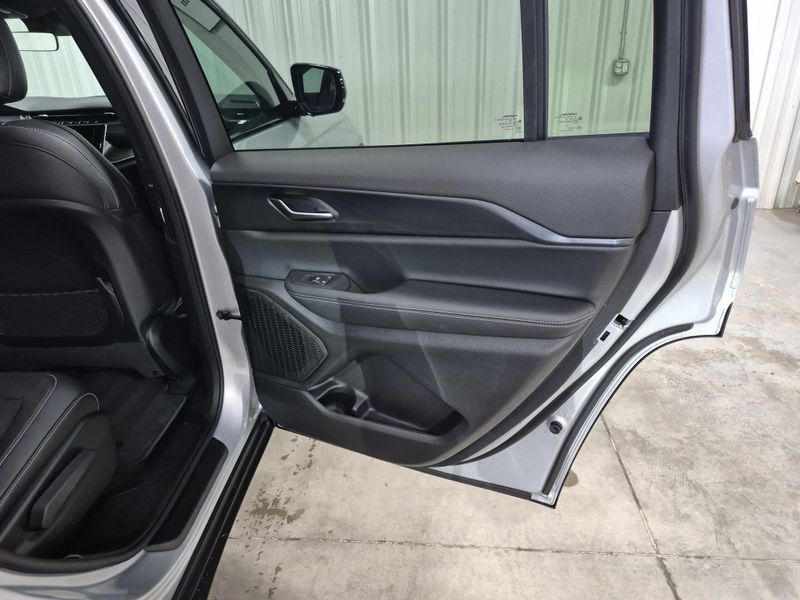 New 2025 Jeep Grand Cherokee L Altitude X 4x4Image 7