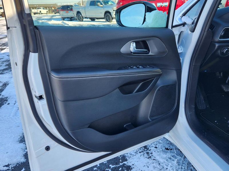 New 2026 Chrysler Voyager Lx