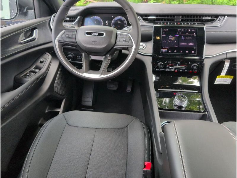 New 2025 Jeep Grand Cherokee Laredo X 4x2Image 32