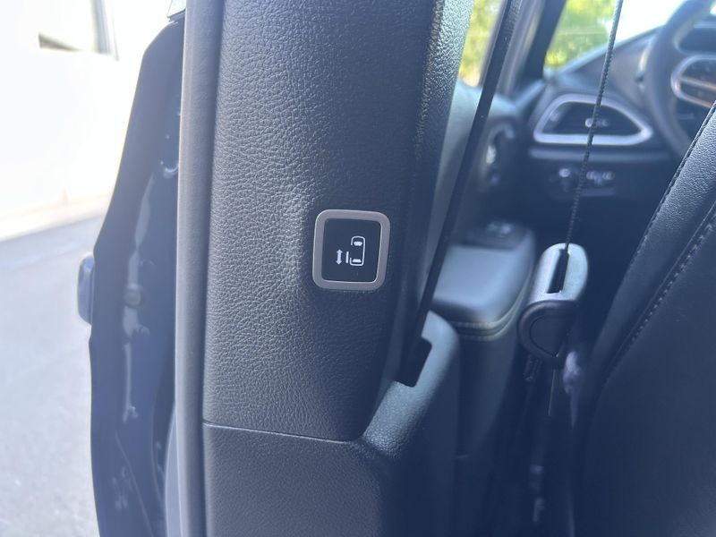New 2025 Chrysler Pacifica Hybrid SelectImage 27