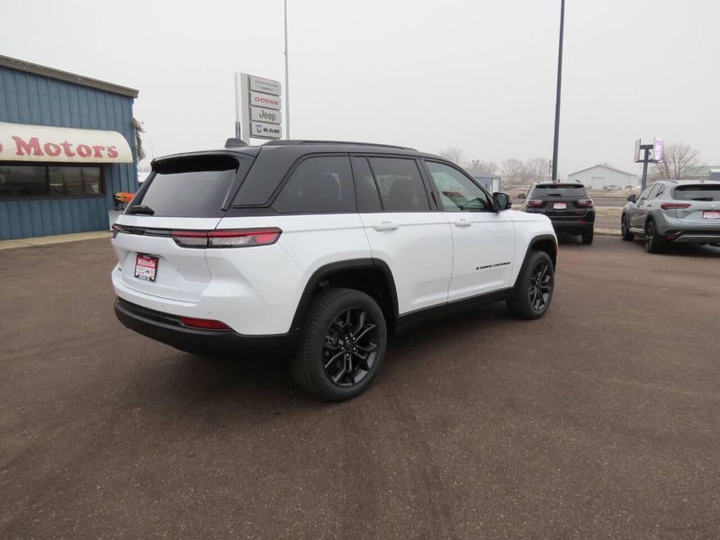 New 2025 Jeep Grand Cherokee Limited 4x4Image 4
