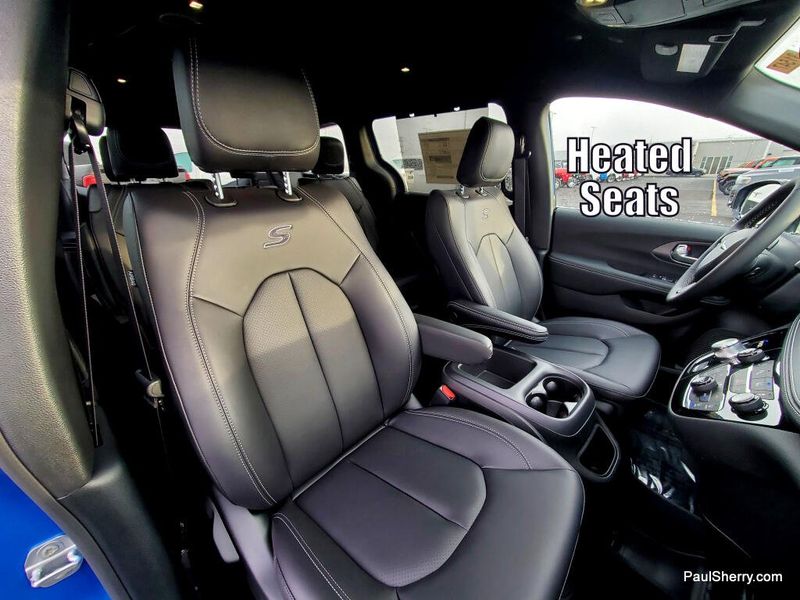 New 2026 Chrysler Pacifica Select