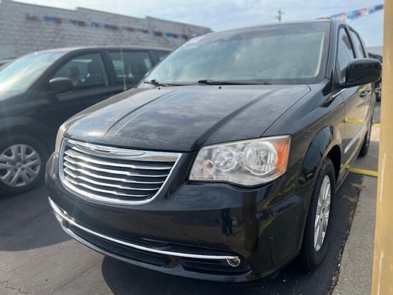 Used 2014 Chrysler Town & Country Image 3