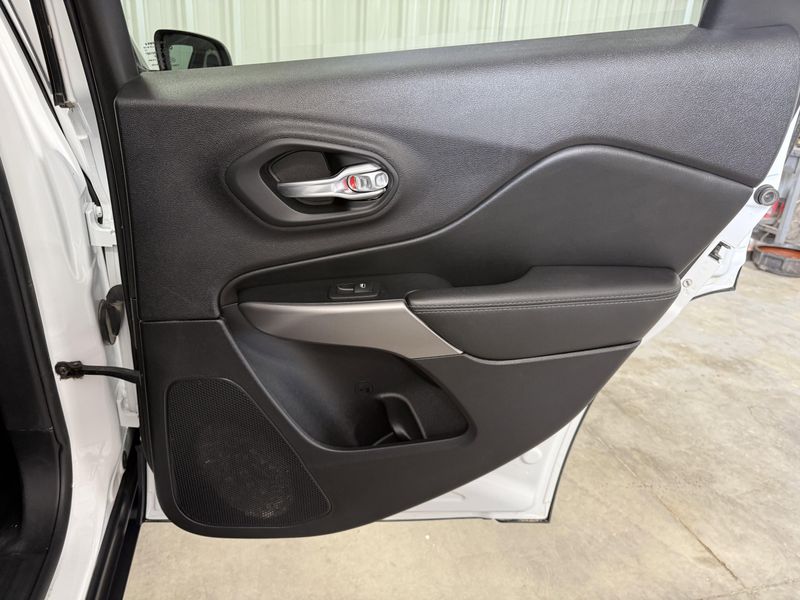 Used 2021 Jeep Cherokee Latitude PlusImage 10