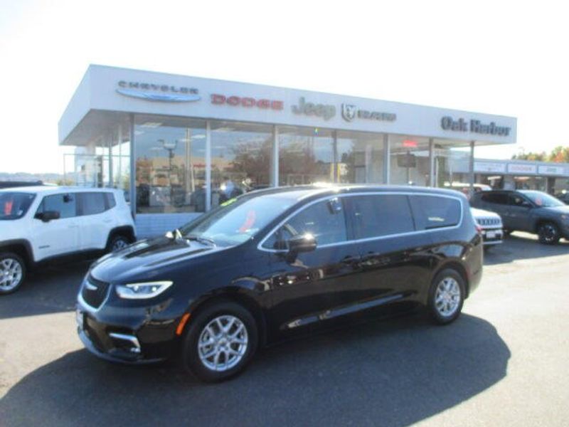 Used 2025 Chrysler Pacifica SelectImage 1