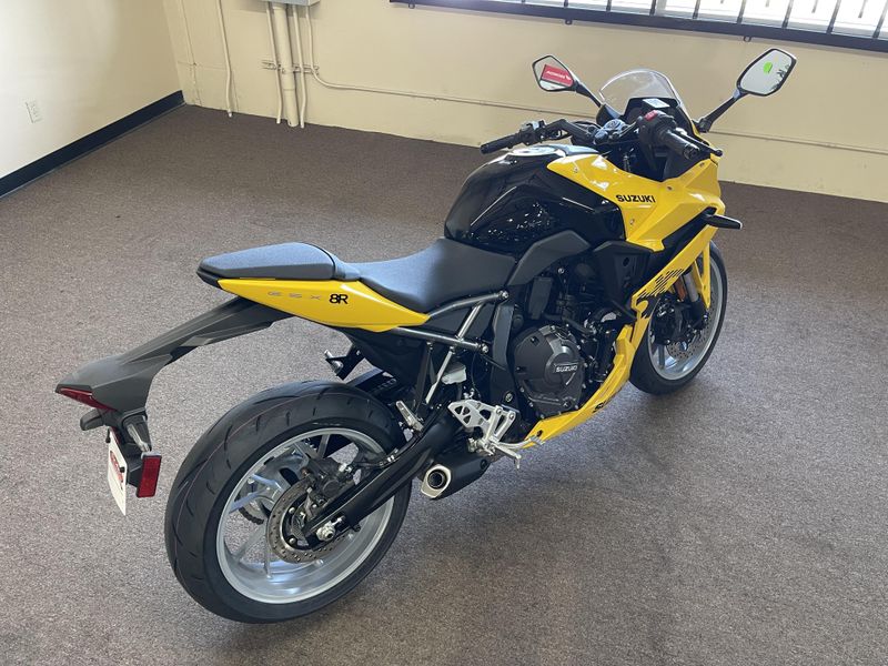 2025 Suzuki GSX-8R Image 11
