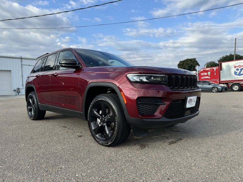 2024 Jeep Grand Cherokee Altitude XImage 2