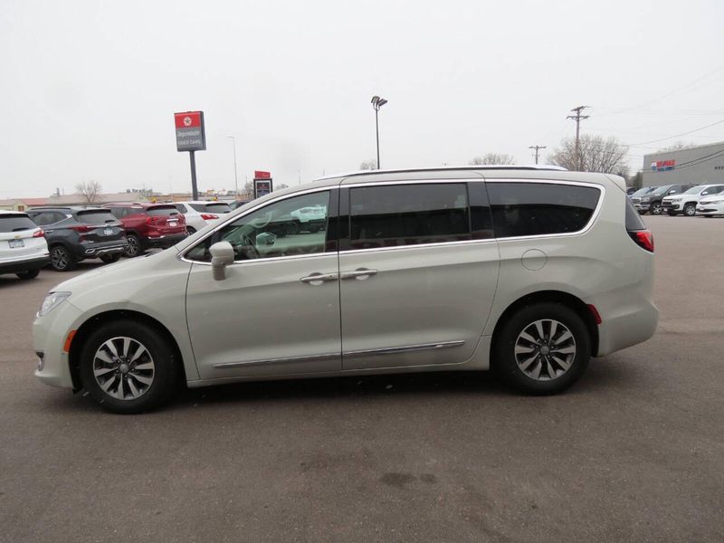 2020 Chrysler Pacifica Touring L Plus 4dr Mini VanImage 6